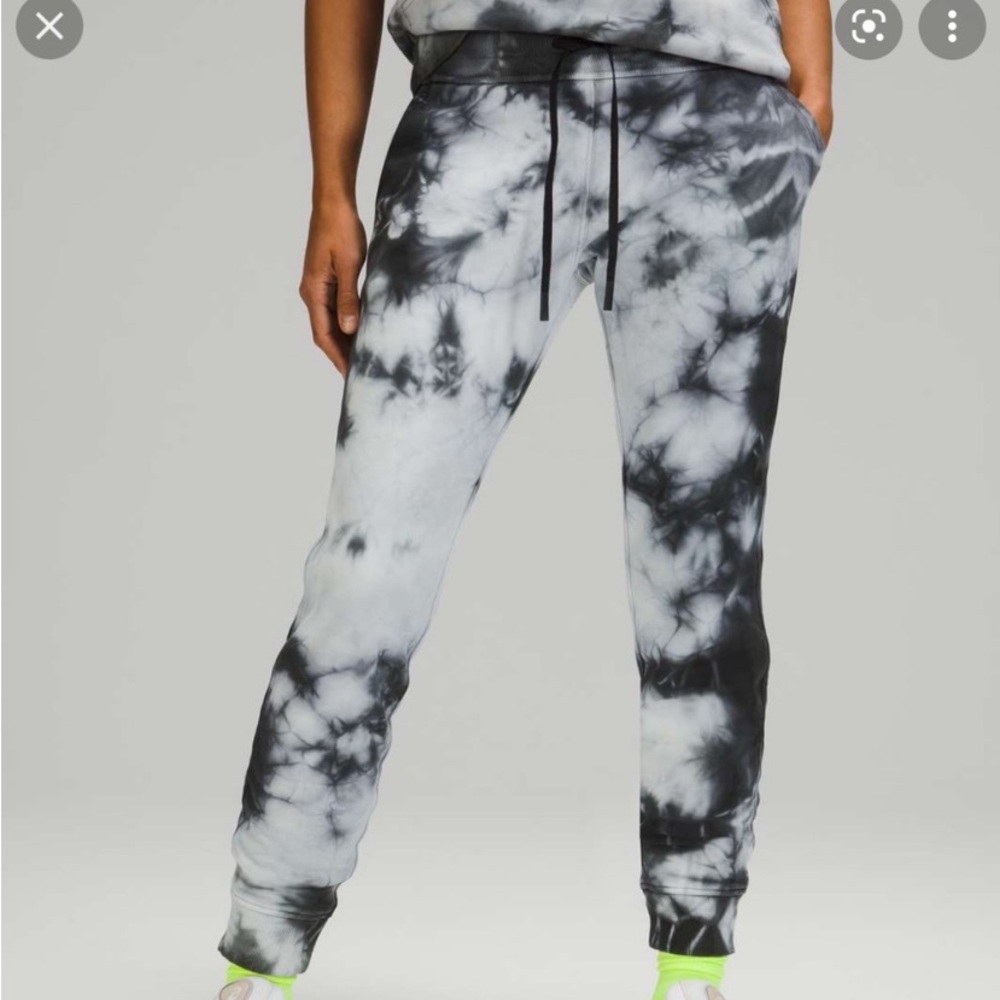 Lululemon joggers size 4